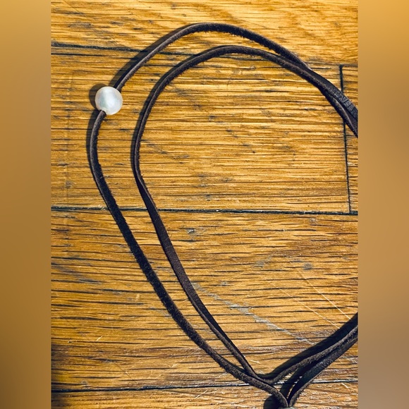 Four Pearls on dark brown suede necklace - Picture 4 of 6